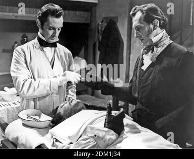 THE REVENGE OF FRANKENSTEIN 1958 Hammer/Columbia Pictures film avec Peter Cushing à droite en tant que Baron Victor Frankenstein dans son laboratoire Avec son assistant le docteur Hans Kieve joué par Francis Matthews Banque D'Images