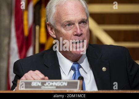 Washington, États-Unis. 16 décembre 2020. Ron Johnson, sénateur républicain du Wisconsin et président du Comité sénatorial de la sécurité intérieure et des affaires gouvernementales, discute avec le sénateur démocrate du Michigan Gary Peters (non représenté) lors d'une audience pour examiner l'élection présidentielle de 2020 dans l'édifice Dirksen du Bureau du Sénat à Capitol Hill à Washington, DC, le mercredi 16 décembre, 2020. L'audience a pour but d'examiner les allégations d'irrégularités électorales déclarées infondées par les fonctionnaires et les tribunaux. Photo de piscine par Jim Lo Scalzo/UPI crédit: UPI/Alamy Live News Banque D'Images