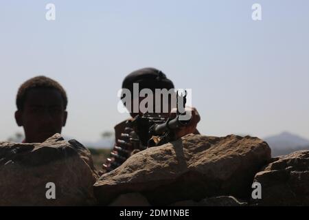 Taiz   Yémen   07 Fév 2017 : un soldat combat dans les rangs de l'armée légitime contre la milice Al-Houthi à l'ouest de la ville de Taiz . Banque D'Images