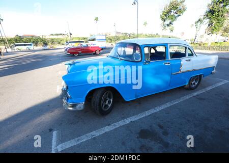 Vieux Bleu années 50 vintage voiture américaine / réservoir d'arracher à La Havane, Cuba, Caraïbes Banque D'Images