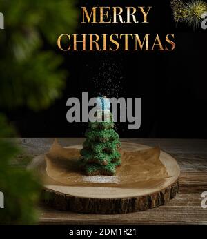 Arbre de Noël en pain d'épice parsemé de sucre en poudre sur un arbre couper Banque D'Images