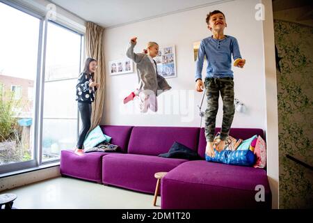 Une mère travaille à la maison, les enfants sont aussi à la maison parce que les écoles primaires ont fermé et les enfants sont déjà en vacances en raison du strict confinement, à Rotterdam, pays-Bas, le 16 décembre 2020. Les écoles seront fermées jusqu'au 19 janvier 2021. Les enfants reçoivent une éducation numérique à la maison. Photo de Robin Utrecht/ABACAPRESS.COM Banque D'Images