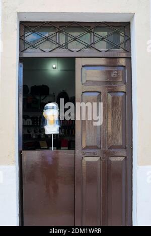 Boutique vendant des masques et des écrans protecteurs pendant la pandémie Covid-19, Merida Mexico Banque D'Images