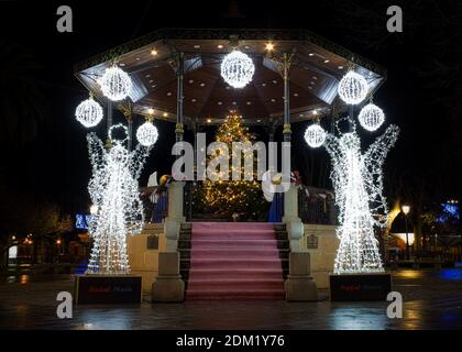 Kiosque avec arbre de noël entouré de deux anges légers. Marín, Pontevedra, Espagne. 2020 Banque D'Images