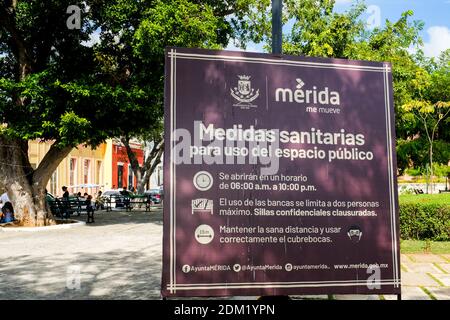 Avis public informant de restrictions dans le parc public en raison de la pandémie de Covid-19 en cours, Merida, Yucatan Mexique Banque D'Images