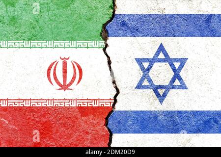 Un drapeau israélien et iranien sur un concept de mur politique, de guerre et de conflit fissuré Banque D'Images