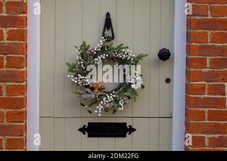Couronne de Noël faite maison sur la porte en bois de la maison de campagne du Royaume-Uni, Noël décembre 2020, Hampshire Angleterre Banque D'Images