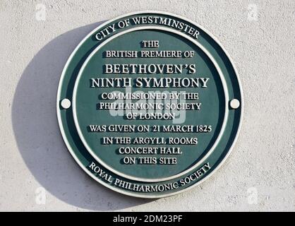 Londres, Royaume-Uni. Plaque commémorative au 252 Regent Street : « le premier ministre britannique de la neuvième Symphonie de Beethoven commandée par la Philharmonic Society of Banque D'Images