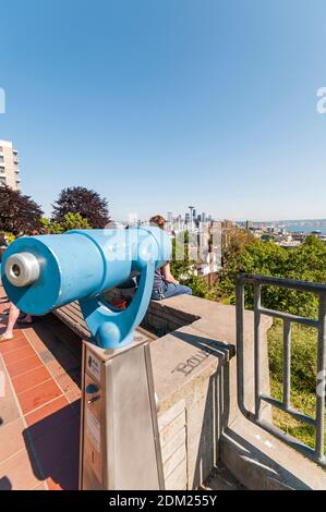 Un télescope bleu à pièces pour la vue depuis le parc Kerry à Queen Anne, Seattle. Banque D'Images