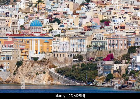 Ville d'Ermoupoli, sur l'île de Syros, et plus particulièrement le quartier de Vaporia, la partie la plus riche de la ville avec des demeures majestueuses. Banque D'Images