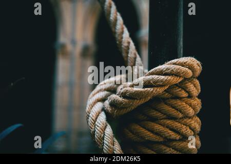 corde de jute naturelle enroulée sur un poteau Banque D'Images