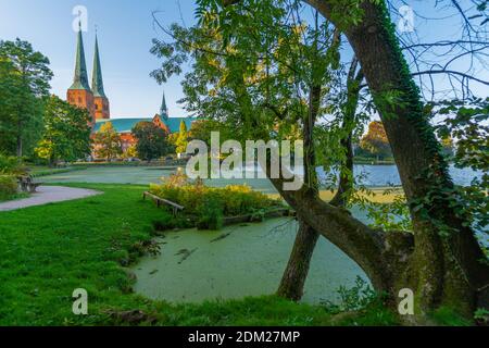 Lac Mühlenteich et cathédrale en fin de soirée, ville hanséatique de Lübeck, Schleswig-Holstein, Allemagne du Nord, Europe Banque D'Images