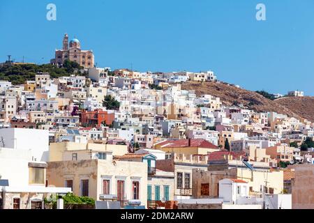 Ville d'Ermoupoli, capitale de l'île de Syros, dans le complexe des Cyclades, Mer Egée, Grèce, Europe. Banque D'Images