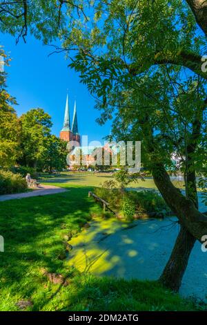 Lac Mühlenteich et cathédrale, ville hanséatique de Lübeck, Schleswig-Holstein, Allemagne du Nord, Europe Banque D'Images