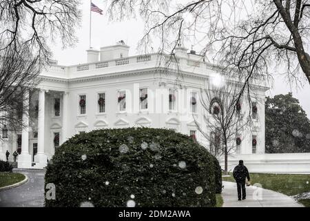 Washington, États-Unis. 16 décembre 2020. La neige tombe à l'extérieur de la Maison Blanche à Washington, DC, le mercredi 16 décembre 2020. Une tempête d'hiver battera le nord-est des États-Unis avec jusqu'à 18 pouces de neige à New York et ailleurs, mais manquera Washington, DC avec seulement un pouce ou deux avec la pluie. Photo d'Oliver Contreras/UPI crédit: UPI/Alay Live News Banque D'Images