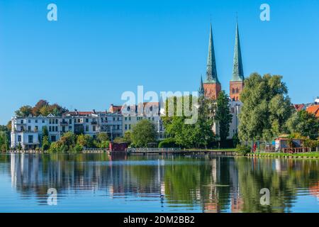 Lac Mühlenteich et cathédrale, ville hanséatique de Lübeck, Schleswig-Holstein, Allemagne du Nord, Europe Banque D'Images