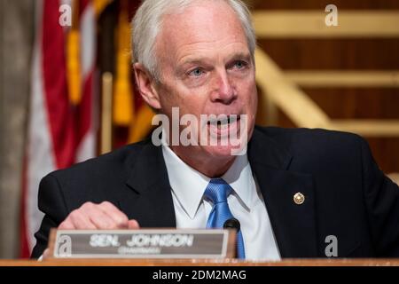 Ron Johnson, sénateur républicain du Wisconsin et président du Comité sénatorial de la sécurité intérieure et des affaires gouvernementales, demande au sénateur démocrate du Michigan Gary Peters (non représenté), au cours d'une audience d'examiner les allégations sans fondement d'irrégularités des électeurs lors de l'élection de 2020 dans le bâtiment Dirksen du Bureau du Sénat à Washington, DC, États-Unis le 16 décembre 2020. LE président AMÉRICAIN Donald J. Trump continue de pousser les allégations sans fondement de fraude électorale à l'élection présidentielle, que le département de la sécurité intérieure a qualifié de « la plus sûre de l'histoire américaine ». (Photo par Pool/Sipa USA) Banque D'Images