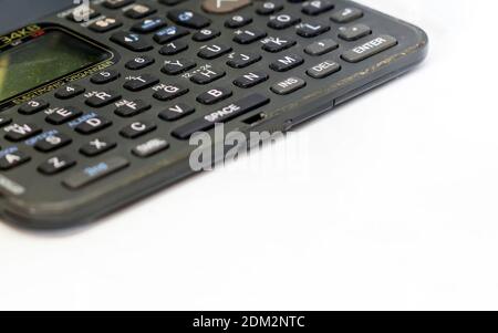 Le clavier d'un ancien organiseur électronique avec écran à cristaux liquides isolé sur un fond blanc. Technologie obsolète des années 90 Banque D'Images