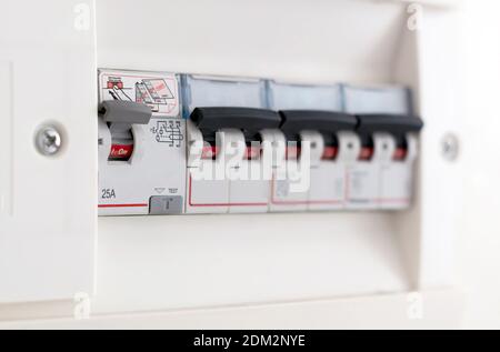 Détail d'un commutateur dans une boîte à fusibles domestique. Électricité domestique. Système de sécurité automatique et de courant résiduel Banque D'Images