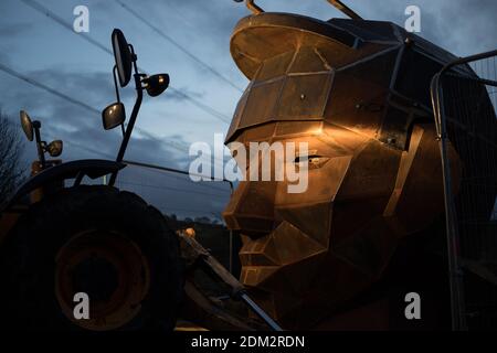 Nethercroy, Écosse, Royaume-Uni, 16 décembre 2020. Les travaux se poursuivent sur l'installation d'une sculpture de 6 mètres, par l'artiste Svetlana Kondakova, d'un chef de soldat romain, nommé Silvanus - d'après le Dieu romain protecteur des champs, des forêts et des bovins, Et un nom qui a choisi par un vote public, sur le site des pays-Bas sur la route du mur Antonine de l'époque romaine. La sculpture, construite par Big Red Blacksmiths, a été commandée dans le cadre d'un projet plus large de « redécouverte du mur Antonine ». Travaillant dans le centre de l'Écosse, le projet vise à établir de meilleures connexions pour les communautés et les visiteurs sur toute la longueur Banque D'Images