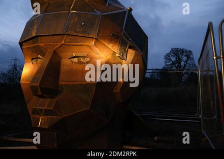 Nethercroy, Écosse, Royaume-Uni, 16 décembre 2020. Les travaux se poursuivent sur l'installation d'une sculpture de 6 mètres, par l'artiste Svetlana Kondakova, d'un chef de soldat romain, nommé Silvanus - d'après le Dieu romain protecteur des champs, des forêts et des bovins, Et un nom qui a choisi par un vote public, sur le site des pays-Bas sur la route du mur Antonine de l'époque romaine. La sculpture, construite par Big Red Blacksmiths, a été commandée dans le cadre d'un projet plus large de « redécouverte du mur Antonine ». Travaillant dans le centre de l'Écosse, le projet vise à établir de meilleures connexions pour les communautés et les visiteurs sur toute la longueur Banque D'Images