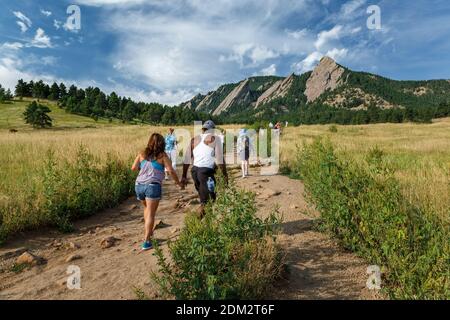 Randonneurs sur le sentier et de fers, de près de Chautauqua Meadow Trailhead, Boulder, Colorado, USA Banque D'Images