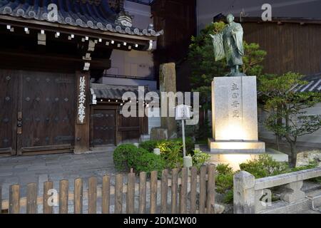 Une sculpture du moine Nichiren au temple Honno-ji célèbre pour l'assassinat d'Oda Nobunaga (1582), Kyoto JP Banque D'Images