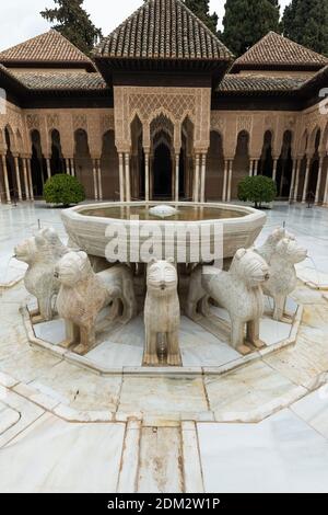 Détail de la Fontaine des Lions, qui donne son nom au patio où il est situé, dans l'Alhambra à Grenade. Banque D'Images