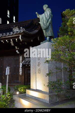 Une sculpture du moine Nichiren au temple Honno-ji célèbre pour l'assassinat d'Oda Nobunaga (1582), Kyoto JP Banque D'Images