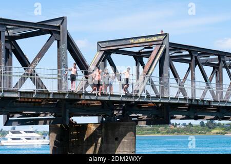 Tauranga Nouvelle-Zélande - décembre 6 2020 ; saut depuis le pont historique en acier Tauranga Railway dans le port ci-dessous. Banque D'Images