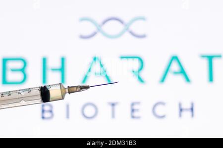 Katmandou, Népal - décembre 15 2020: Gros plan de l'injection de seringue plein de vaccin contre Bharat Biotech logo. Banque D'Images