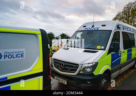 Police de Warwickshire et police des West Midlands à Newbold Comyn Au Leamington Spa après la découverte du corps d'une femme la forêt Banque D'Images