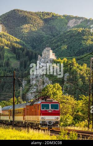 Train contre le château de Strecno en Slovaquie avec une belle nature Banque D'Images