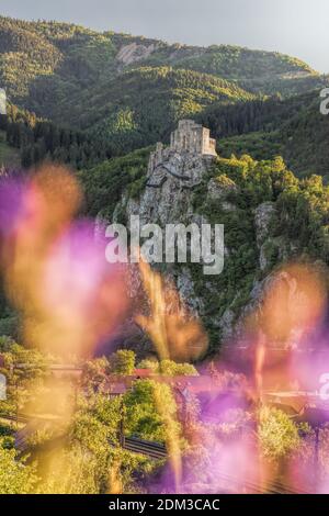 Ruines du château de Strecno au printemps en Slovaquie Banque D'Images