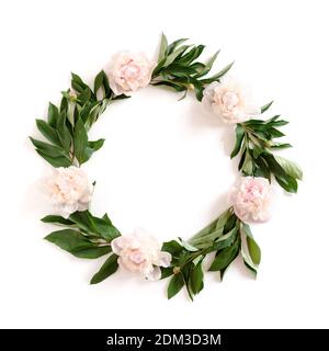 Wreath made of pink peonies and green leaves Banque D'Images