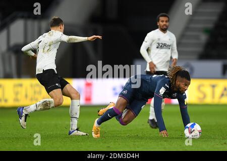 DERBY, ANGLETERRE. 16 DÉCEMBRE. Krystian Bielik de Derby County foules Kasey Palmer de Swansea lors du match de championnat Sky Bet entre Derby County et Swansea City au Pride Park, Derby le mercredi 16 décembre 2020. (Credit: Jon Hobley | MI News) Credit: MI News & Sport /Alay Live News Banque D'Images