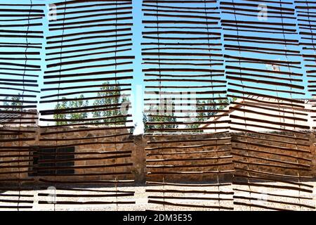 Parasol en branches de bambou sur la terrasse. Banque D'Images