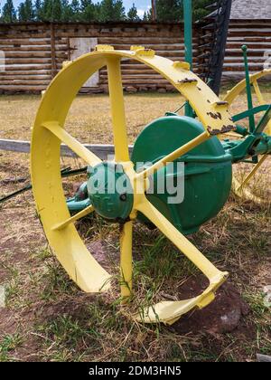 Équipement agricole Old John Deere, site historique national de Swett Ranch, terrain de loisirs national de Flaming gorge, près de Dutch John, Utah. Banque D'Images