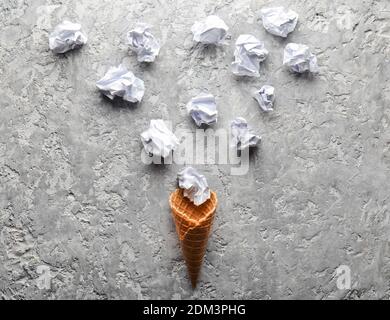 Cornes et boules de papier froissé sur une surface en béton gris. Mise en page créative, tendance minimale Banque D'Images