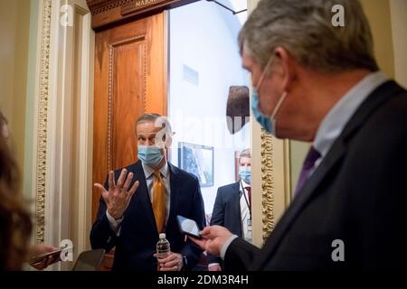 Washington, États-Unis d'Amérique. 16 décembre 2020. Le sénateur des États-Unis John Thune (républicain du Dakota du Sud) s'entretient avec des journalistes devant son bureau au Capitole des États-Unis à Washington, DC, le mercredi 16 décembre 2020. Credit: Rod Lamkey/CNP | usage dans le monde crédit: dpa/Alay Live News Banque D'Images