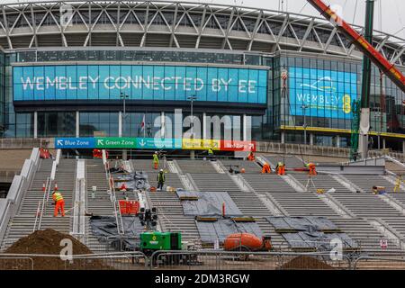 Stade Wembley, Wembley Park, Royaume-Uni. 16 décembre 2020. La construction est presque terminée au stade Wembley, où les derniers modules de pas en béton précoulés sont mis en place. Les étapes olympiques, qui remplaceront la voie de passage récemment démolie, emportera les visiteurs de la voie olympique au niveau de la billetterie et du hall. Pour en savoir plus sur le projet, visitez le site www.wembleypark.com/olympicsteps. Amanda Rose/Alamy Live News Banque D'Images