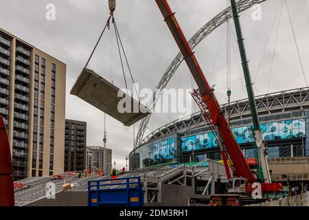 Stade Wembley, Wembley Park, Royaume-Uni. 16 décembre 2020. La construction est presque terminée au stade Wembley, où les derniers modules de pas en béton précoulés sont mis en place. Les étapes olympiques, qui remplaceront la voie de passage récemment démolie, emportera les visiteurs de la voie olympique au niveau de la billetterie et du hall. Pour en savoir plus sur le projet, visitez le site www.wembleypark.com/olympicsteps. Amanda Rose/Alamy Live News Banque D'Images