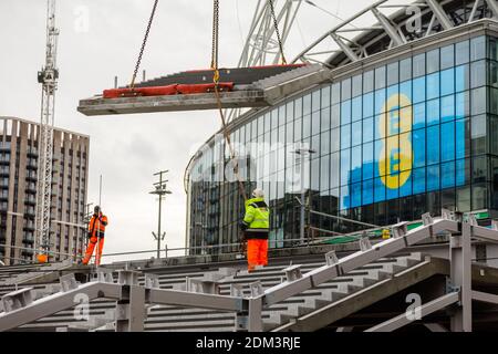 Stade Wembley, Wembley Park, Royaume-Uni. 16 décembre 2020. La construction est presque terminée au stade Wembley, où les derniers modules de pas en béton précoulés sont mis en place. Les étapes olympiques, qui remplaceront la voie de passage récemment démolie, emportera les visiteurs de la voie olympique au niveau de la billetterie et du hall. Pour en savoir plus sur le projet, visitez le site www.wembleypark.com/olympicsteps. Amanda Rose/Alamy Live News Banque D'Images