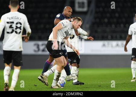 DERBY, ANGLETERRE. 16 DÉCEMBRE. Andr Ayew de Swansea réagit à Krystian Bielik de Derby County gagnant une carte jaune lors du match de championnat de Sky Bet entre Derby County et Swansea City au Pride Park, Derby le mercredi 16 décembre 2020. (Credit: Jon Hobley | MI News) Credit: MI News & Sport /Alay Live News Banque D'Images