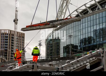 Stade Wembley, Wembley Park, Royaume-Uni. 16 décembre 2020. La construction est presque terminée au stade Wembley, où les derniers modules de pas en béton précoulés sont mis en place. Les étapes olympiques, qui remplaceront la voie de passage récemment démolie, emportera les visiteurs de la voie olympique au niveau de la billetterie et du hall. Pour en savoir plus sur le projet, visitez le site www.wembleypark.com/olympicsteps. Amanda Rose/Alamy Live News Banque D'Images