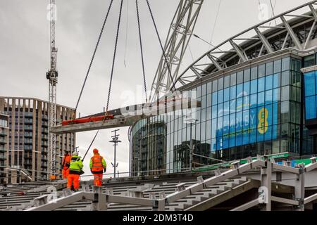 Stade Wembley, Wembley Park, Royaume-Uni. 16 décembre 2020. La construction est presque terminée au stade Wembley, où les derniers modules de pas en béton précoulés sont mis en place. Les étapes olympiques, qui remplaceront la voie de passage récemment démolie, emportera les visiteurs de la voie olympique au niveau de la billetterie et du hall. Pour en savoir plus sur le projet, visitez le site www.wembleypark.com/olympicsteps. Amanda Rose/Alamy Live News Banque D'Images