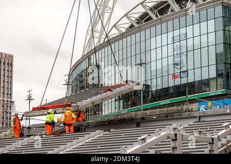 Stade Wembley, Wembley Park, Royaume-Uni. 16 décembre 2020. La construction est presque terminée au stade Wembley, où les derniers modules de pas en béton précoulés sont mis en place. Les étapes olympiques, qui remplaceront la voie de passage récemment démolie, emportera les visiteurs de la voie olympique au niveau de la billetterie et du hall. Pour en savoir plus sur le projet, visitez le site www.wembleypark.com/olympicsteps. Amanda Rose/Alamy Live News Banque D'Images