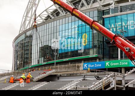 Stade Wembley, Wembley Park, Royaume-Uni. 16 décembre 2020. La construction est presque terminée au stade Wembley, où les derniers modules de pas en béton précoulés sont mis en place. Les étapes olympiques, qui remplaceront la voie de passage récemment démolie, emportera les visiteurs de la voie olympique au niveau de la billetterie et du hall. Pour en savoir plus sur le projet, visitez le site www.wembleypark.com/olympicsteps. Amanda Rose/Alamy Live News Banque D'Images