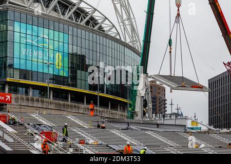 Stade Wembley, Wembley Park, Royaume-Uni. 16 décembre 2020. La construction est presque terminée au stade Wembley, où les derniers modules de pas en béton précoulés sont mis en place. Les étapes olympiques, qui remplaceront la voie de passage récemment démolie, emportera les visiteurs de la voie olympique au niveau de la billetterie et du hall. Pour en savoir plus sur le projet, visitez le site www.wembleypark.com/olympicsteps. Amanda Rose/Alamy Live News Banque D'Images