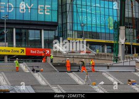 Stade Wembley, Wembley Park, Royaume-Uni. 16 décembre 2020. La construction est presque terminée au stade Wembley, où les derniers modules de pas en béton précoulés sont mis en place. Les étapes olympiques, qui remplaceront la voie de passage récemment démolie, emportera les visiteurs de la voie olympique au niveau de la billetterie et du hall. Pour en savoir plus sur le projet, visitez le site www.wembleypark.com/olympicsteps. Amanda Rose/Alamy Live News Banque D'Images